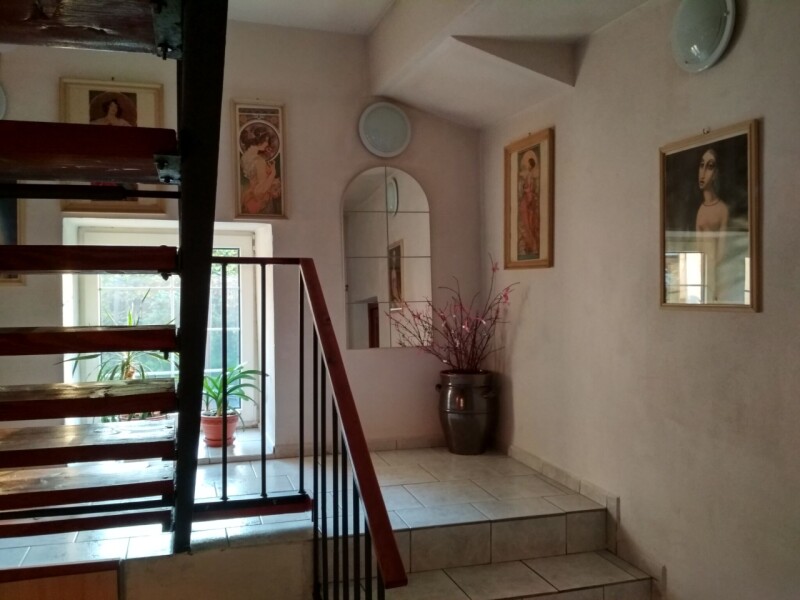 schodiště do pokojů